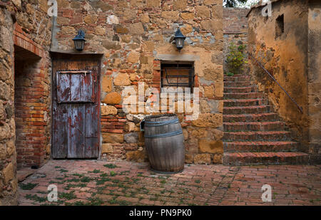 Vecchio villaggio di scena con vecchie porte in legno e barili nel villaggio di Monicchiello,Toscana,Italia Foto Stock