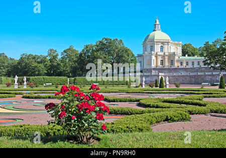 ORANIENBAUM, San Pietroburgo, Russia - luglio 3, 2015: padiglione giapponese del Grand Il Palazzo Mensikov. Vista dal giardino inferiore. Foto Stock