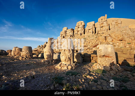 Le foto e le immagini delle statue di intorno alla tomba del re Commagene Antochus 1 sulla sommità del monte Nemrut, Turchia. Stock Foto & Photo stampe d'arte. Foto Stock