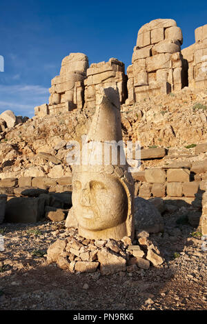 Immagine delle statue di Apollo intorno alla tomba del re Commagene Antochus 1 sulla sommità del monte Nemrut, Turchia. Stock Foto & Photo stampe d'arte. In 62 Foto Stock