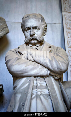 Foto e immagine del tardo borgeoise stile realista scultura in pietra della tomba Gallino scolpito da G. Moreno 1894. Nella tomba, il busto che p Foto Stock