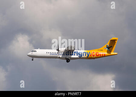 Aurigny Air Services ATR 72-212A(500) aeromobile a turboelica atterraggio all'aeroporto Gatwick di Londra. Foto Stock