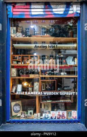 Berlino, Prenzlauerberg. Foto Design Studio Hartmut Li, vetrina del negozio fotografico con le vecchie foto e vintage di seconda mano telecamere Foto Stock