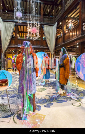 Display interno Liberty of London department store con tessuti colorati, Great Marlborough Street e Regent Street, West End, Londra W1 Foto Stock