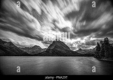 Molti ghiacciai Lago lunga esposizione le nuvole in bianco e nero Foto Stock