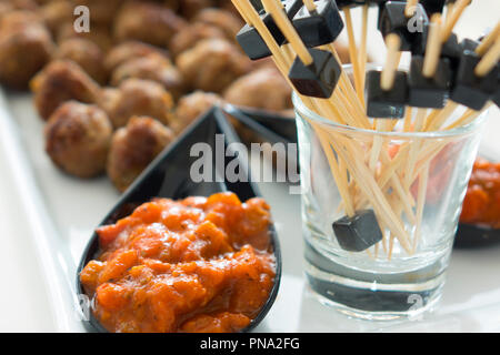 Cocktail polpette di carne di manzo in dolce e salsa di pomodoro. Disponibile anche in orizzontale. Foto Stock