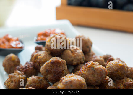 Cocktail polpette di carne di manzo in dolce e salsa di pomodoro. Disponibile anche in orizzontale. Foto Stock