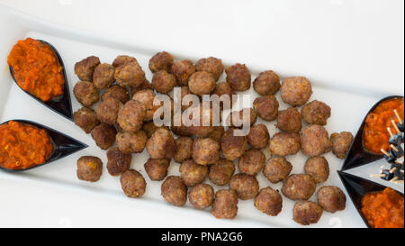 Cocktail polpette di carne di manzo in dolce e salsa di pomodoro. Disponibile anche in orizzontale. Foto Stock