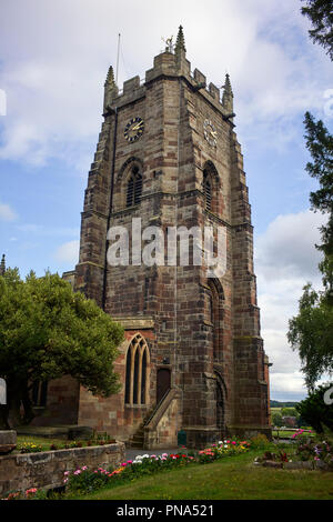 Angoli a gradini della torre della chiesa di Santa Maria in torre Market Drayton, Shropshire Foto Stock