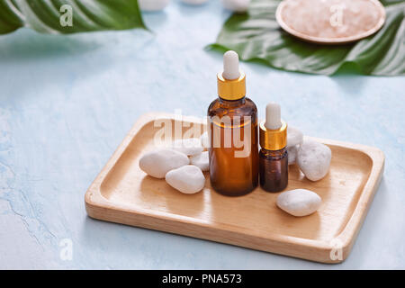 Natural Cosmetic skincare contenitore per bottiglia e organici foglia verde , fiori gli ingredienti con la vetreria di laboratorio su sfondo bianco. Home reso r Foto Stock