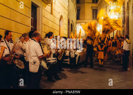 Siena, Italia - Settembre 8, 2018: la contrada di Valdimontone Valle del Montone sfilano per le strade di Siena in preparazione per il Palio Foto Stock