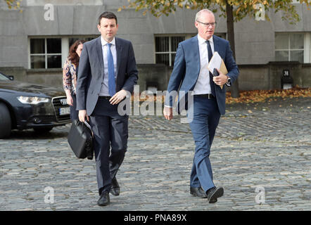 Il ministro degli Affari esteri irlandese Simon COVENEY (a destra) e il suo consigliere per la stampa Chris Donoghue, arrivano in edifici governativi a Dublino per un briefing Brexit. Foto Stock