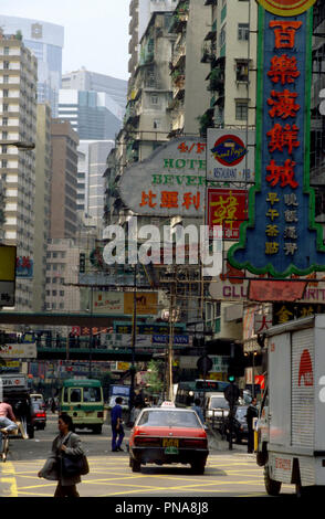 Taxi passando sotto il segno per il Beverly Hotel e altri, Lockhart Road, Wan Chai, Hong Kong Foto Stock