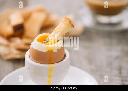 I flussi di tuorlo di uovo sodo su pane tostato Foto Stock