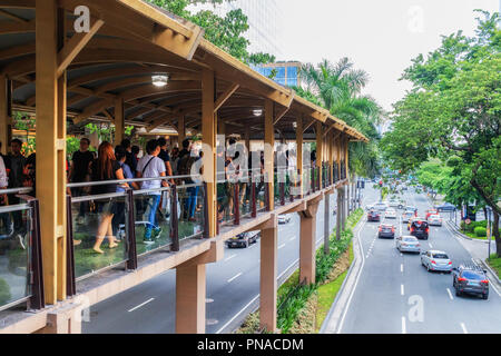 Makati, Filippine - 30 Luglio 2018: pendolari in Makati Central Business District Foto Stock