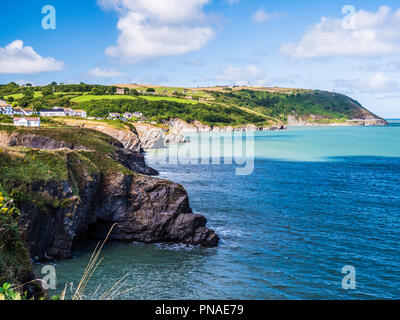 La vista dal sentiero costiero guardando verso Aberporth sulla costa gallese in Ceredigion. Foto Stock