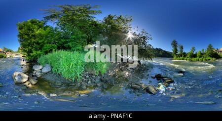 Visualizzazione panoramica a 360 gradi di Southern Buh river vicino rovinato watermill