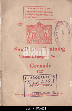 Armi di piccolo calibro manuale di formazione volume 1 opuscolo numero 13 Granata o mulini bomba pubblicato nel 1937 dall'ufficio di guerra per fornire istruzioni ai militari britannici su come usare le bombe a mano durante il periodo pre-bellico e la Seconda Guerra Mondiale Foto Stock