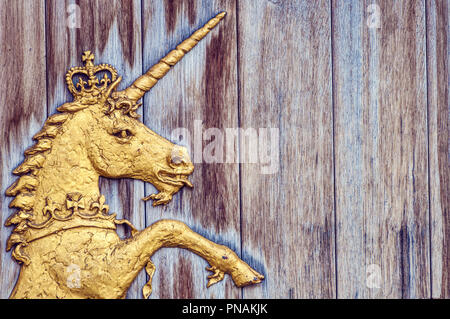 Mitico golden unicorn sul gate del Queen's Gallery di Edimburgo. Foto Stock