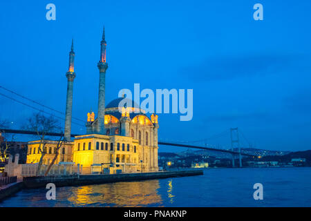 Istanbul Moschea Ortakoy e Ponte sul Bosforo Foto Stock