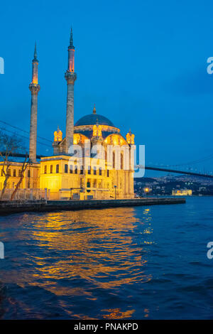 Istanbul Moschea Ortakoy e Ponte sul Bosforo Foto Stock