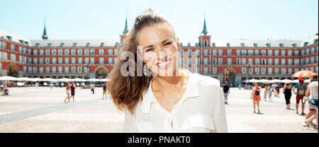 Ritratto di felice viaggiatore eleganti donna a Plaza Mayor Foto Stock