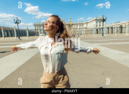 Donna Moderna vicino Palazzo Reale gioia Foto Stock