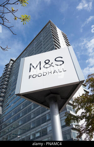 M&S Tolworth semplicemente cibo, Tolworth Broadway, Surbiton, Foto Stock