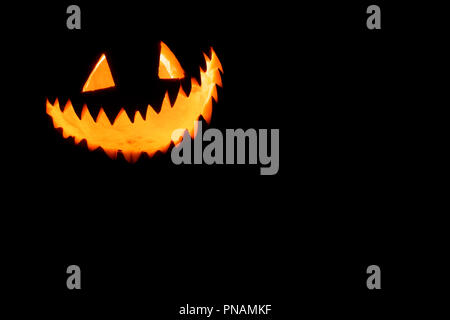 Scary smiley tradizionale zucca lanterna Foto Stock