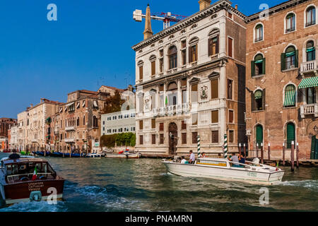 Teatro La Fenice di Venezia l'Opera House, come si vede dal canale. Foto Stock