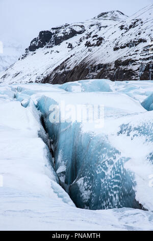 Close up mostra pericoloso crepaccio profonda frattura sul ghiacciaio Svinafellsjokull una uscita del ghiacciaio Vatnajokull, Sud Islanda Foto Stock