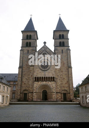 Il Lussemburgo. Echternach. Abbazia di Echternach. Originale pre-chiesa abbaziale, fondato dal missionario san Willibrord, 698, il santo patrono di Lussemburgo. 700-800 Merovingi chiesa, 800-1016 chiesa carolingia. 1031-1797 originale basilica romanica di stile, 1862-1953 chiesa ricostruita. Vista generale della moderna ricostruzione di facciata, xx secolo. Foto Stock