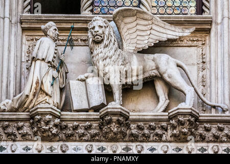 Il Leone di San Marco che e doge Foscari sul gate del Palazzo Ducale, simbolo di San Marco Evangelista, patrono della città. Foto Stock