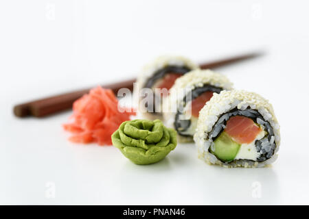 Rotolo di Sushi con zenzero e wasabi closeup Foto Stock