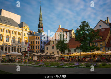 Riga Livu Laukums, vista su una serata estiva di persone che si rilassano sulle panoramiche terrazze bar e caffè in piazza Livu Laukums nel centro di riga, Lettonia. Foto Stock