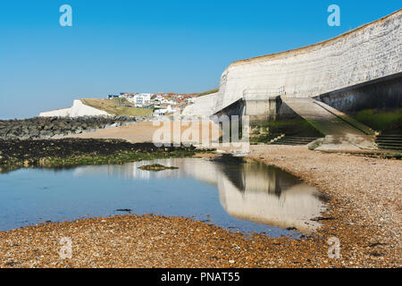 Undercliff coast a piedi in Saltdean, East Sussex, vista mare in bassa marea, il fuoco selettivo Foto Stock