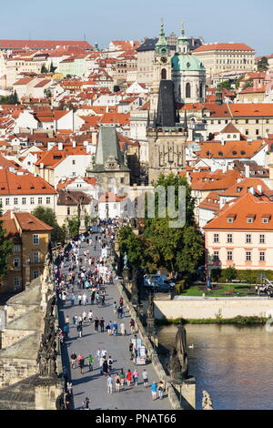 I turisti a piedi sul Ponte Carlo oltre il Fiume Vltavar, Sito Patrimonio Mondiale dell'UNESCO, Praga, Repubblica Ceca, soleggiata giornata estiva Foto Stock