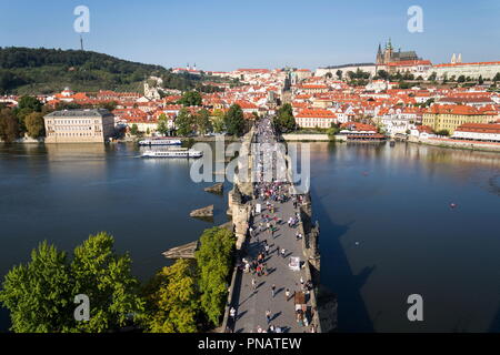 I turisti a piedi sul Ponte Carlo oltre il Fiume Vltavar, Sito Patrimonio Mondiale dell'UNESCO, Praga, Repubblica Ceca, soleggiata giornata estiva Foto Stock