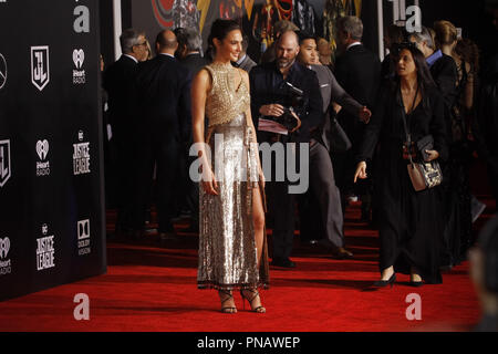 Gal Gadot presso la Premiere Mondiale della Warner Bros" "Justice League" tenutasi presso il Teatro Dolby in Hollywood, CA, 13 novembre 2017. Foto di Giuseppe Martinez / PictureLux Foto Stock