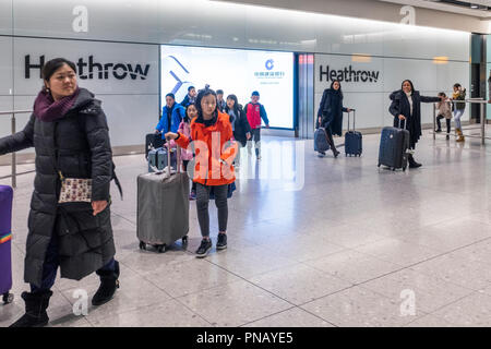 Regno Unito,Londra,l'aeroporto di Heathrow - i passeggeri in arrivo su therminal Foto Stock