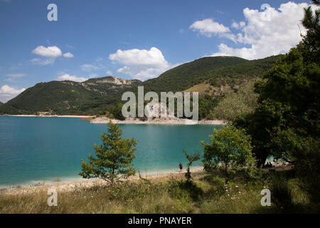 Il lago di Fiastra a San Lorenzo al Lago, Umbria, Italia. Il lago di Fiastra è un serbatoio in provincia di Macerata nella regione Marche, Italia. Essa è stata creata nel 1955. Il Fiastrone fluisce nel serbatoio da sud ed esce il serbatoio nella parte nord-est del lago. Il lago si trova nel Parco Nazionale dei Monti Sibillini. Foto Stock