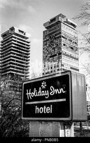 In 1992, Sarajevo è venuto sotto un 1,425-giorni di assedio e l'Holiday Inn, situato su 'Sniper vicolo," è stato uno dei posti più pericolosi in città, grazie alla sua vicinanza con la linea del fronte. Durante la guerra 1992-5 divenne il centro di epica per i media di tutto il mondo. Foto Stock