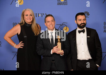 Darla K. Anderson, Lee Unkrich, e Adrian Molina posano con il Golden Globe Award per il miglior lungometraggio animato, per "Coco", backstage in sala stampa al settantacinquesimo Annuale di Golden Globe Awards presso il Beverly Hilton di Beverly Hills, CA domenica 7 gennaio 2018. Foto Stock