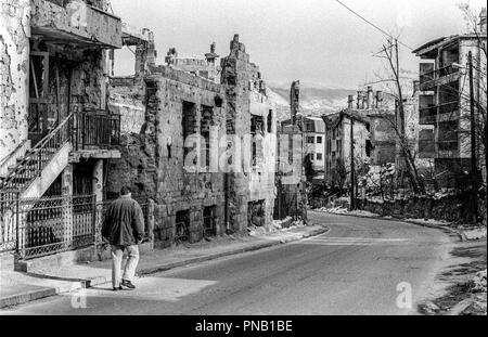 Durante la guerra 1992-1995, Grbavica è stata occupata inizio dall'esercito della Republika Srpska e rimase sotto il controllo serbo in tutta l'assedio. Da alti edifici residenziali, serbi cecchini target il popolino di Sarajevo lungo Sniper Alley. Il quartiere era pesantemente saccheggiate e distrutte. Foto Stock