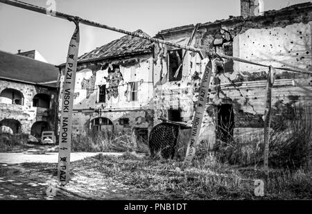 Le mine di terra sono stati ampiamente utilizzati durante la guerra da tutte le parti in conflitto: circa 1,5 milioni di euro sono stati previsti in tutto il paese tra il 1991-95. Nel 1997, più di 600.000 rifugiati ancora rimasti al di fuori del paese; le mine antiuomo hanno impedito il ritorno di molti. Vi sono il pensiero di essere ancora tra 51.000 e 100.000 mine copre un 310-piazza-area di miglio in tutto il paese. Almeno 509 persone sono state uccise e un altro 1,466 feriti dai dispositivi in Croazia dal momento che la guerra è finita. Si spera che entro il 2019 tutti i sospetti di campi minati saranno cancellati. Foto Stock