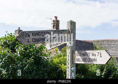 Cartello a Corfe Castle village per Kingson, Chapmans piscina, vecchio Harry, Ballard giù, Dorset, Regno Unito Foto Stock