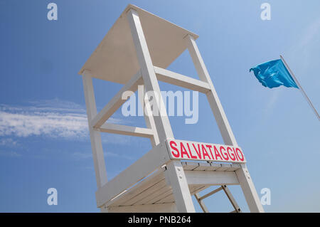 L'Italia, Veneto Friuli, Grado, Spiaggia Costa Azzurra, bagnino post con lucertole da mare. Foto Stock