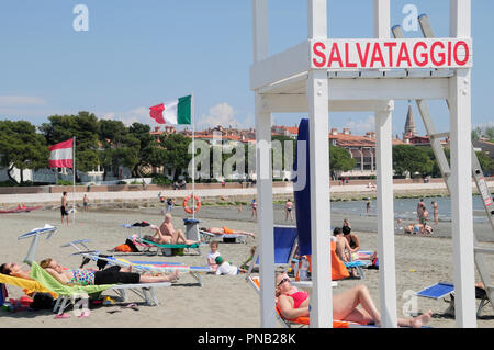 L'Italia, Veneto Friuli, Grado, Spiaggia Costa Azzurra, bagnino post con lucertole da mare. Foto Stock