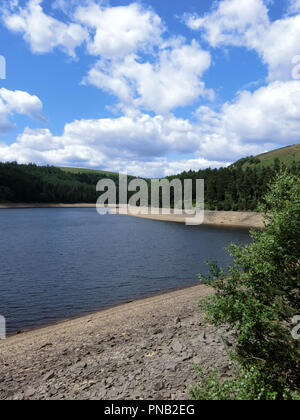 Serbatoio di Howden, Superiore Derwent Valley, Parco Nazionale di Peak District, Derbyshire, Inghilterra, Regno Unito in giugno che mostra le condizioni di siccità Foto Stock