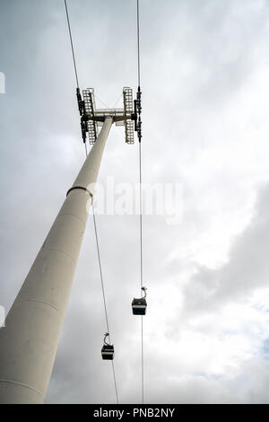 Telecabine Lisboa al Parque das Nacoes (Parco delle Nazioni) a Lisbona, Portogallo, le funivie si affacciano sul ponte Vasco da Gama sul fiume Tago. Foto Stock